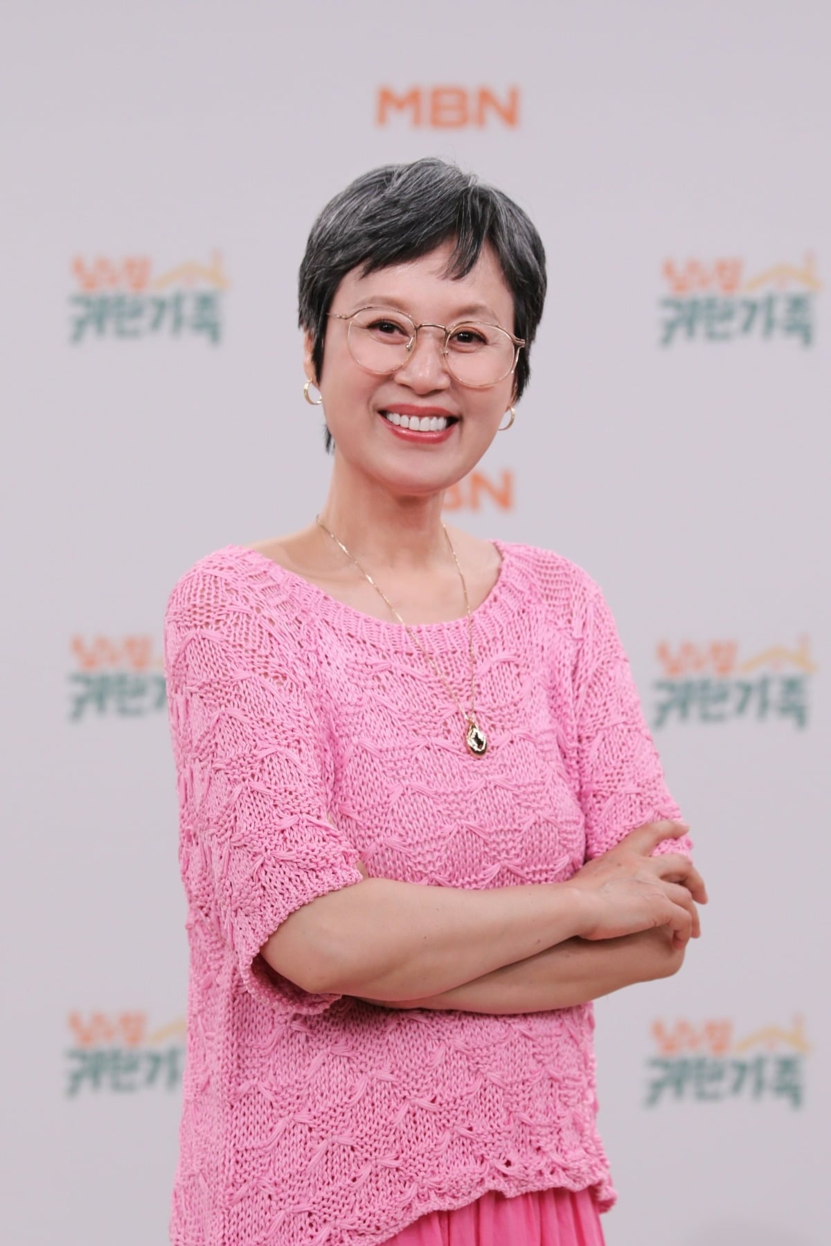 방송인 박미선이 카메라를 향해 미소를 지으며 포즈를 취하고 있다. / 사진=MBN '남의 집 귀한 가족'