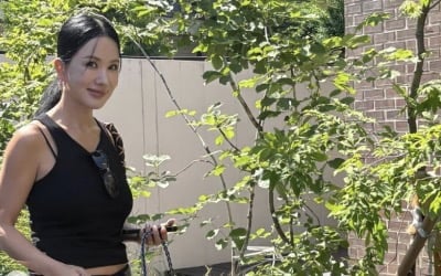 "화보다 화보"…'56세' 엄정화, 나시 톱 입고 뽐낸 구릿빛 건강미에 '시선 강탈'