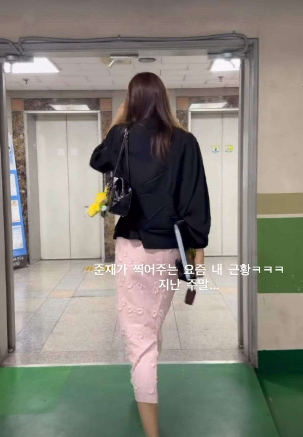 가수 임창정의 아내 서하얀이 큰 키를 과시하고 있다. / 사진=서하얀 SNS