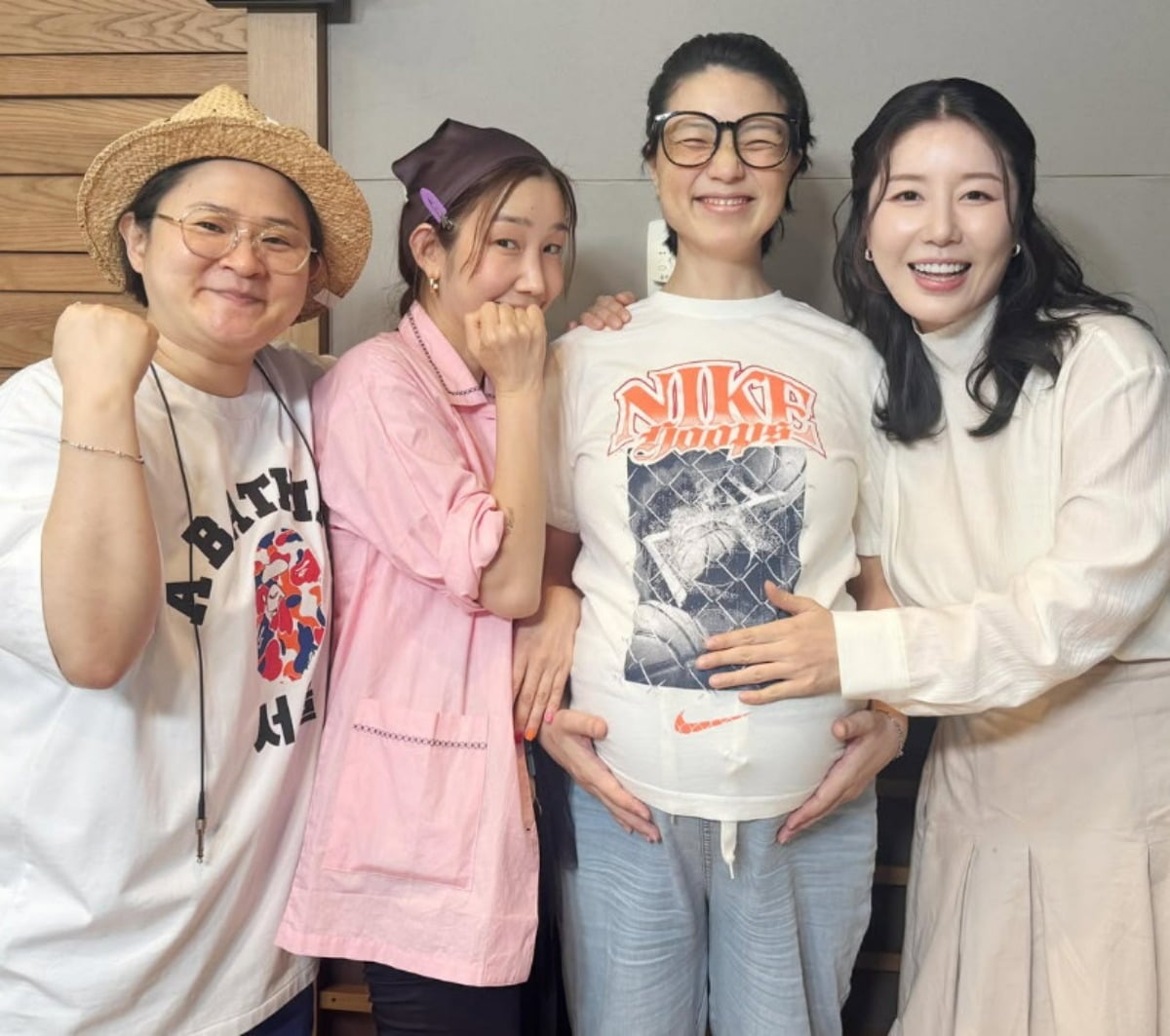 김신영, 하주연, 안영미, 나비가 모여 포즈를 취하고 있다. / 사진=MBC '정오의 희망곡' SNS