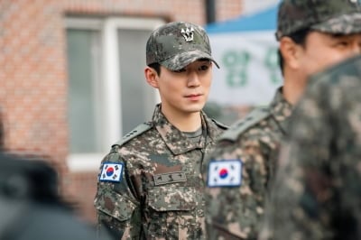 정웅인 앞에서는 아부 잘 떠는데…한민, 기회주의 그 자체('취사병')