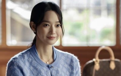 ♥김우빈 또 반하겠네… 신민아, 한옥서 뽐낸 단아한 '조선 미녀' 비주얼