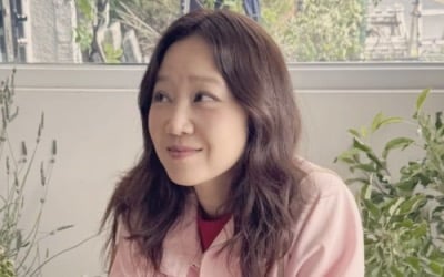 "공블리 미모 여전하네"…'46세' 공효진, ♥케빈 오는 어디가고 나홀로 꽃집 나들이
