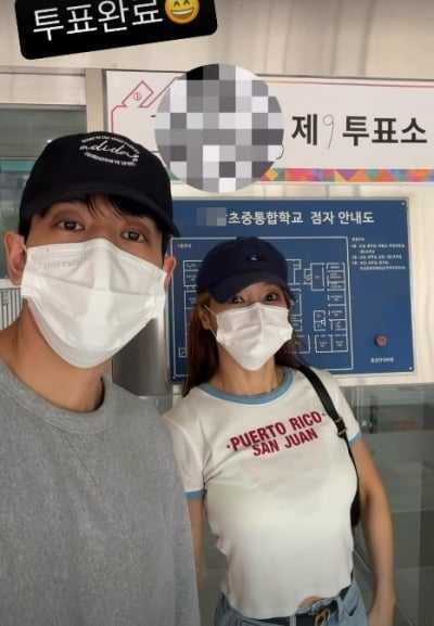 '류필립♥' 미나, 투표 당일 '무채색' 남편 옆 남색+하늘색 조합