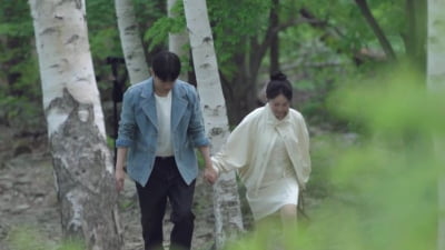 서준영, 7세 연하 ♥기상캐스터와 대놓고 스킨십…여행 중 손 꼭 잡고 산책 ('신랑수업')