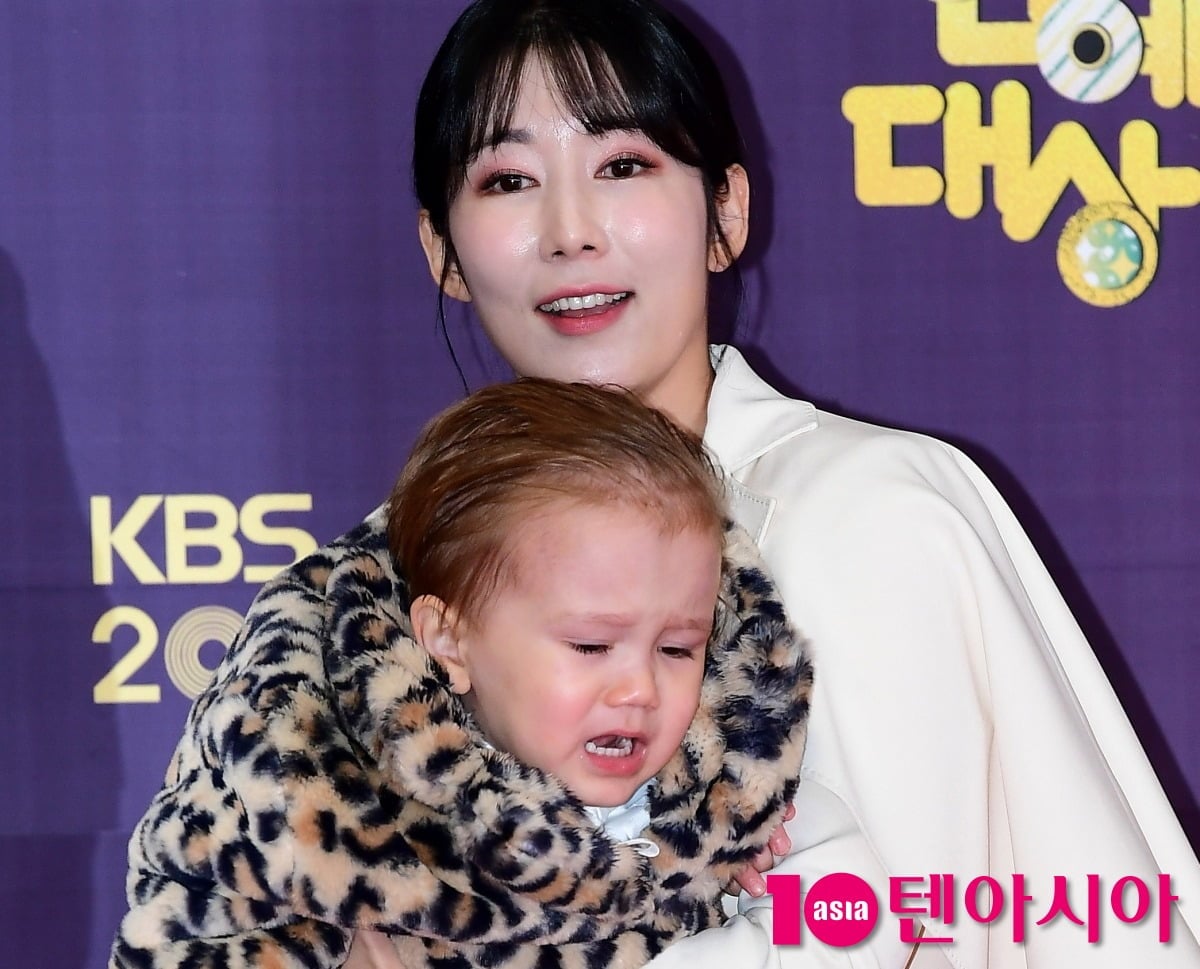 방송인 사유리와 그의 아들 젠이 취재인 앞에 선 모습이다. / 사진=텐아시아 DB