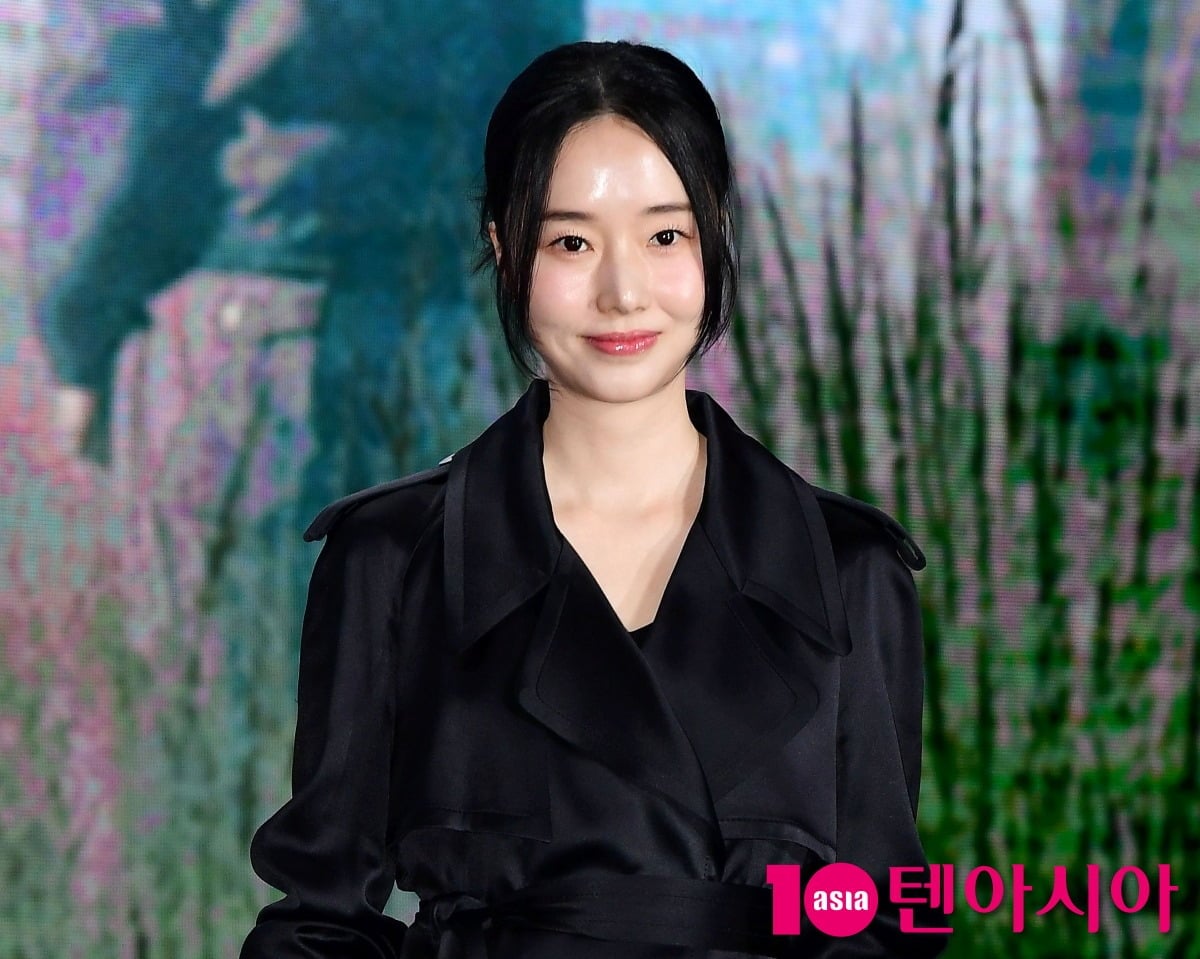 이정현이 행사에 참석해 취재진을 향해 미소 짓고 있다. / 사진=텐아시아DB