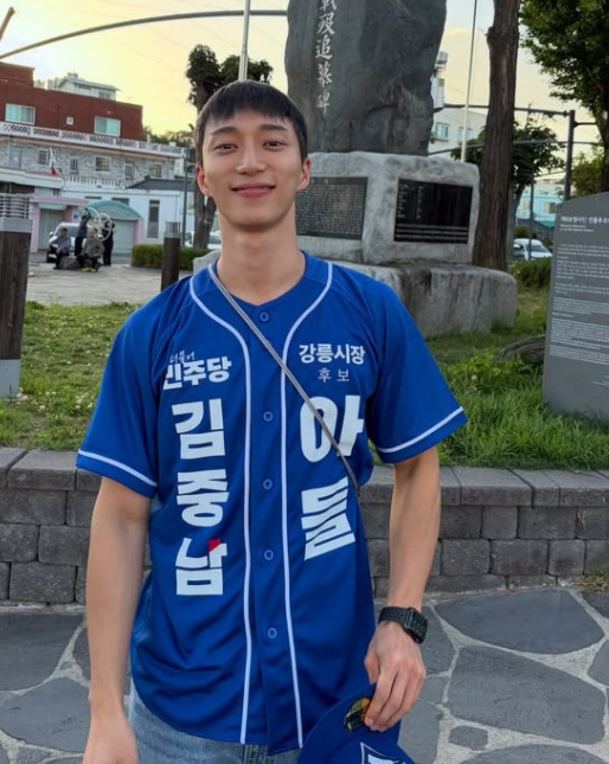가수 프롬트웬티가 부친의 유세를 돕고 있다. / 사진=프롬트웬티 SNS