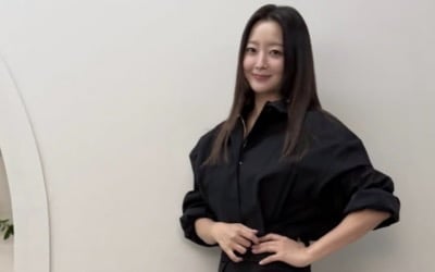 기럭지가 남다르네…'49세' 김희선, 트임 스커트 사이로 뽐낸 아찔한 각선미