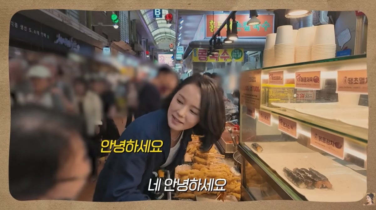 배우 한가인이 망원시장에서 5만 원으로 장보기 콘텐츠를 선보였다. / 사진='자유부인 한가인' 유튜브 영상 캡처