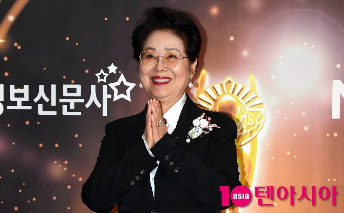 선우용녀가 공식 행사에서 포즈를 취하고 있다. / 사진=텐아시아 DB