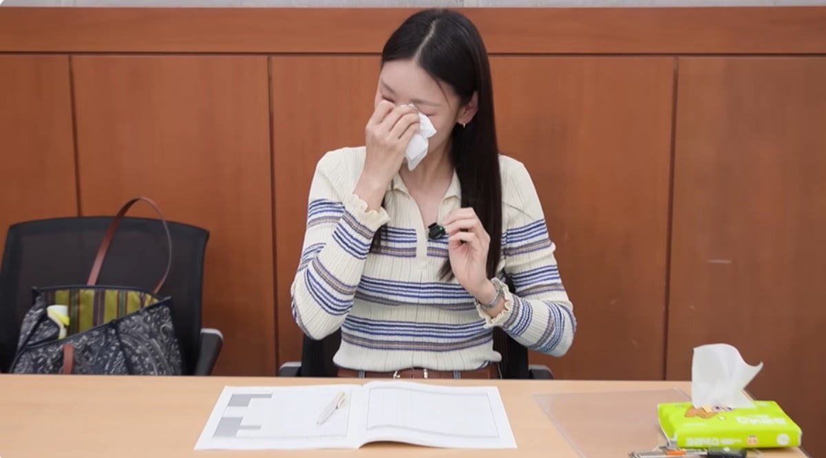 한혜진이 알츠하이머 보호자 문진표 작성 중 눈물을 흘렸다. / 사진='한혜진' 유튜브 채널 캡쳐