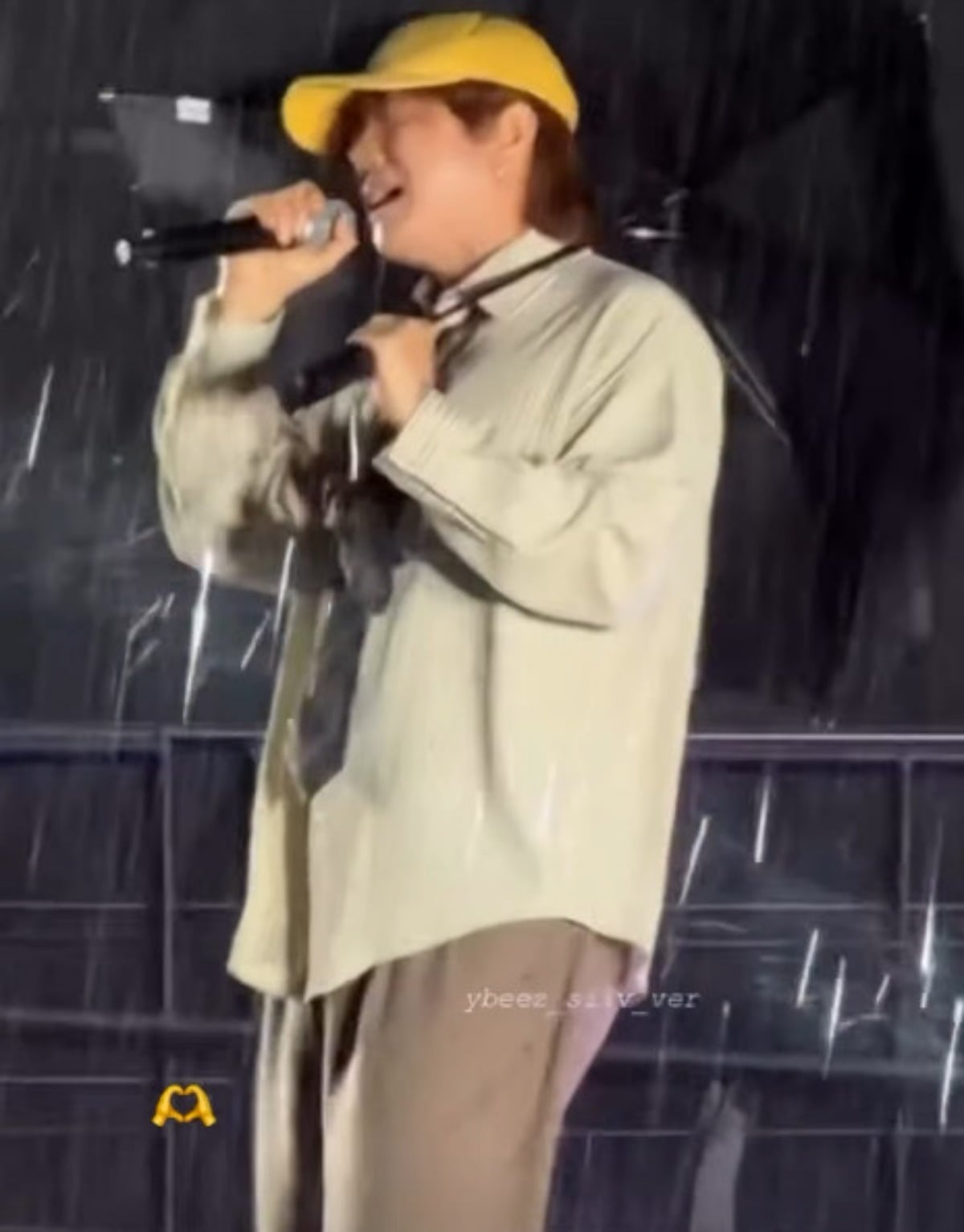 가수 윤도현이 빗속에서 열창하고 있다. / 사진=윤도현 SNS
