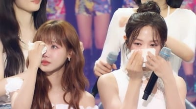 '강미나 불참' 아이오아이, 눈물 쏟았다…10년 전 영상편지 시청하며 눈시울 붉혀 ('더시즌즈')