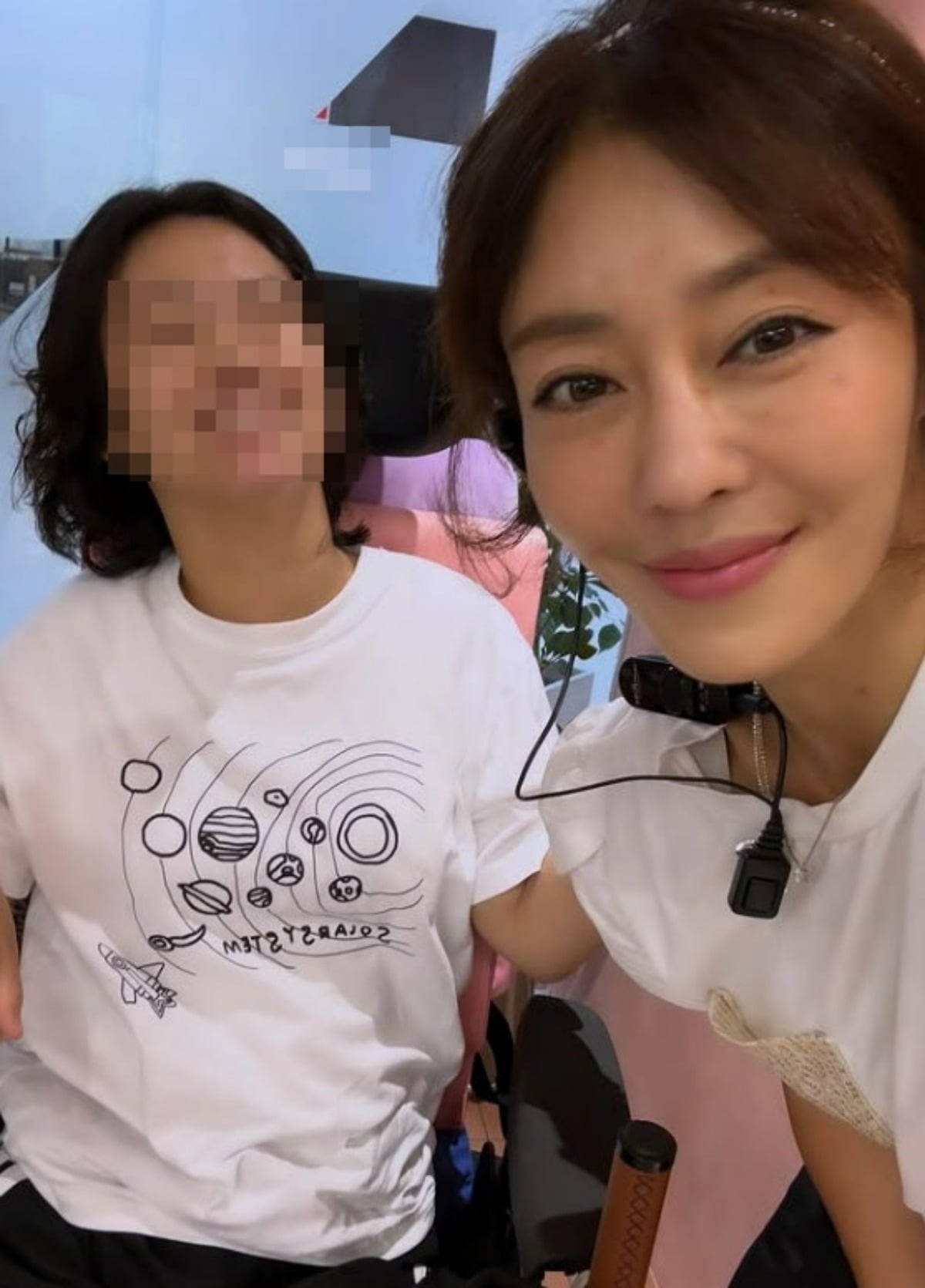 그룹 쥬얼리 출신 이지현이 전동 휠체어를 타고 자신의 미용실을 방문한 고객을 환하게 맞고 있다. / 사진=이지현 SNS