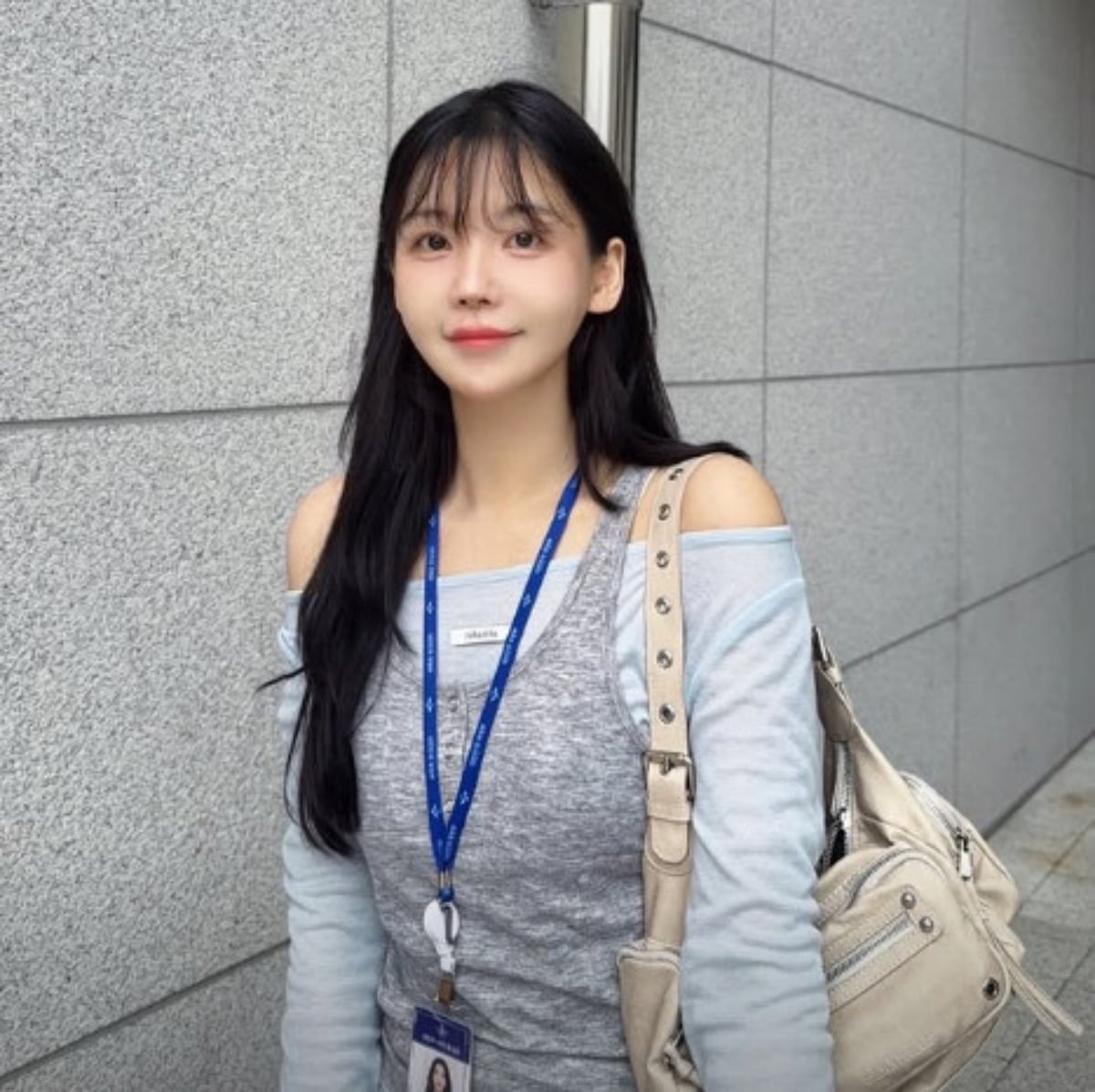 그룹 애프터스쿨 출신 레이나가 국방부 출입증을 목에 걸고 있다. / 사진=레이나 SNS
