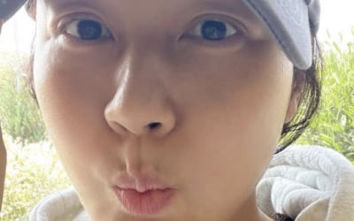 민낯이 더 예쁘네…'48세' 김하늘, 초근접 셀카에도 굴욕없는 'NO주름' 동안 비주얼