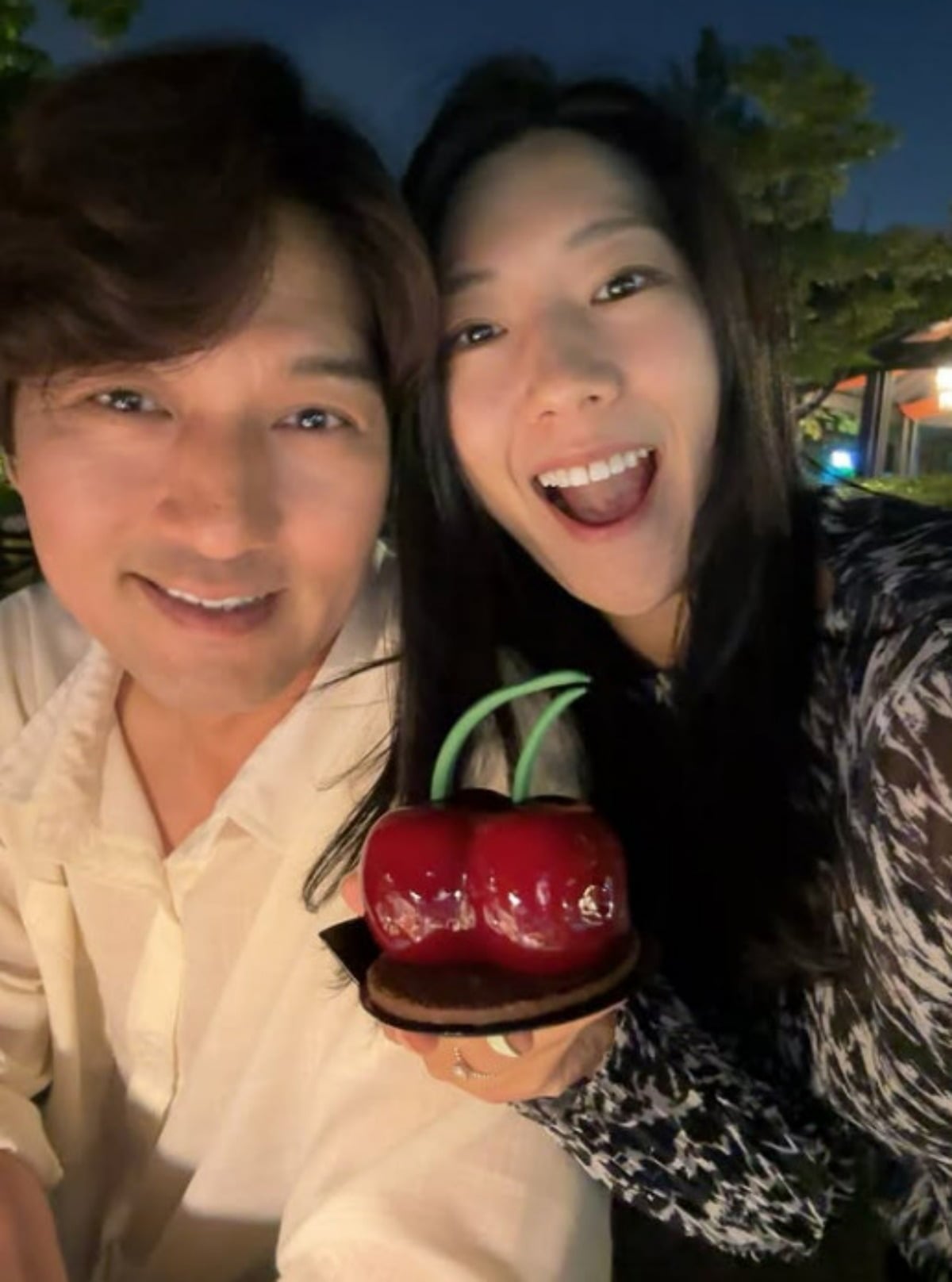 이필모와 서수연이 다정하게 카메라를 바라보고 있다. / 사진=서수연 SNS