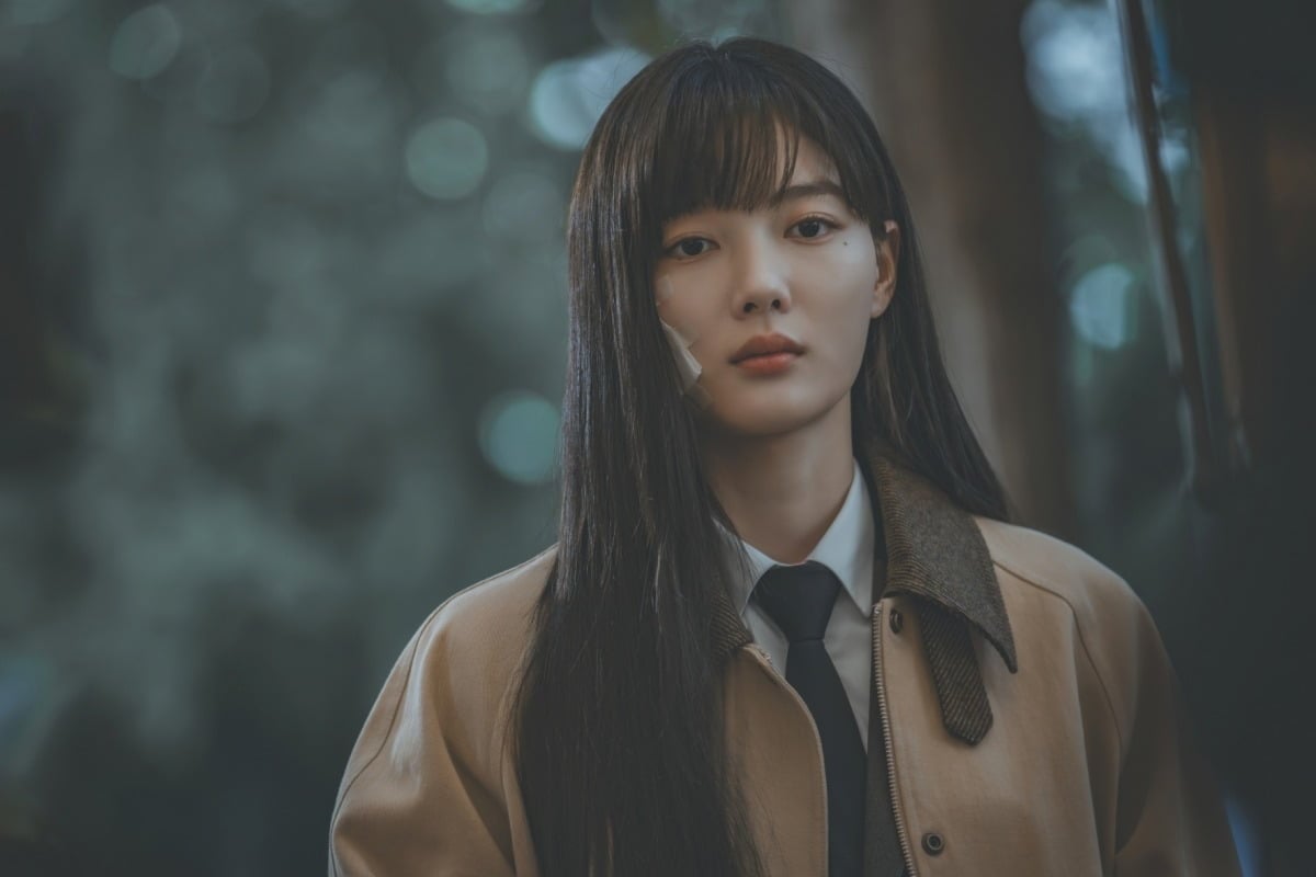김유정의 파격 변신으로 화제를 모았던 '친애하는 X'가 TV 편성을 확정했다./사진제공=티빙