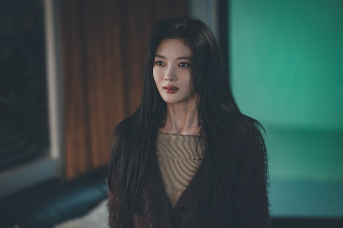김유정의 파격 변신으로 화제를 모았던 '친애하는 X'가 TV 편성을 확정했다./사진제공=티빙