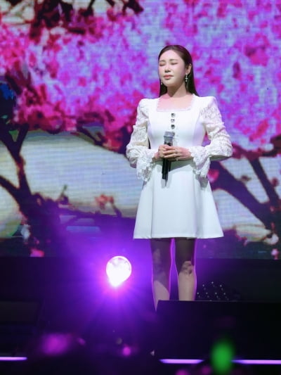 '트롯퀸' 송가인, '153cm·44kg'이라더니…무대 위 부러질 듯한 극세사 다리