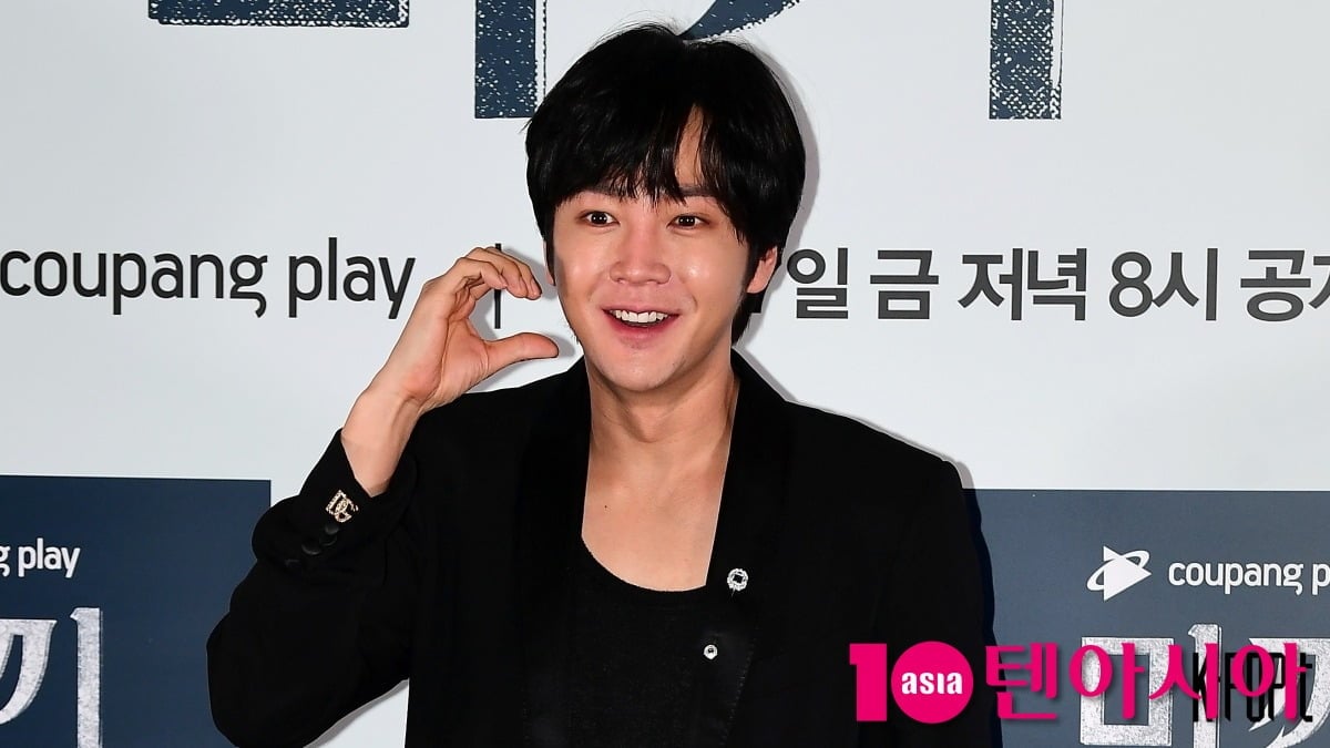 장근석이 포즈를 취하고 있다. / 사진=텐아시아DB