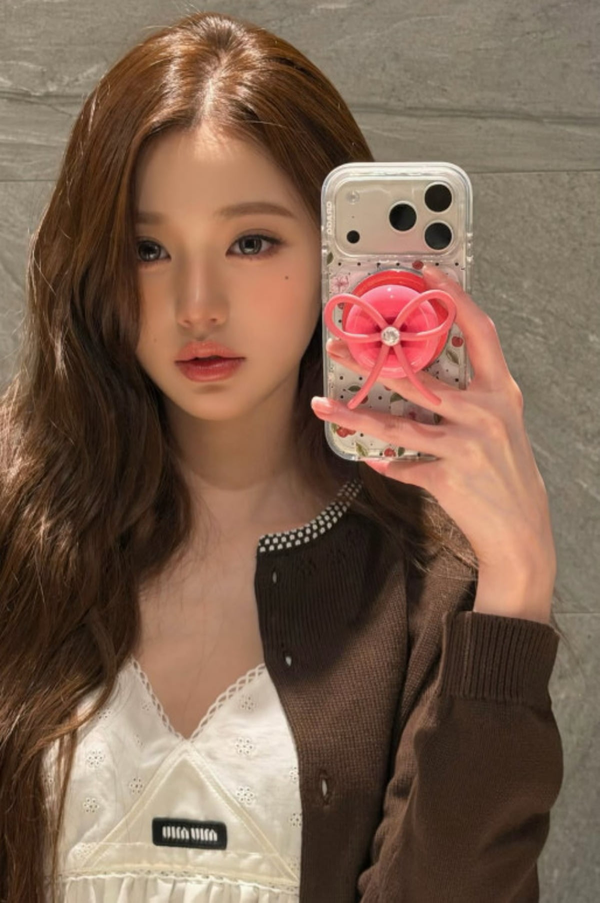 그룹 아이브 멤버 장원영이 거울 속 자신을 카메라에 담고 있다. / 사진=장원영 SNS