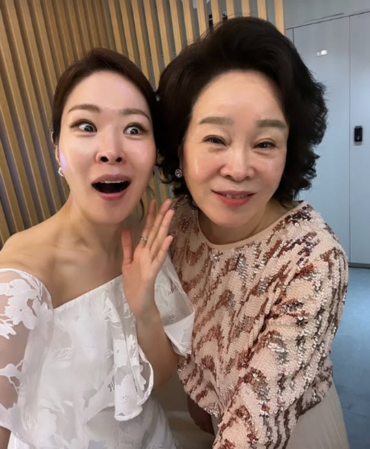 개그우먼 미자가 억대 매출을 달성시킨 후 놀랍다는 표정을 짓고 있다. / 사진=미자 SNS