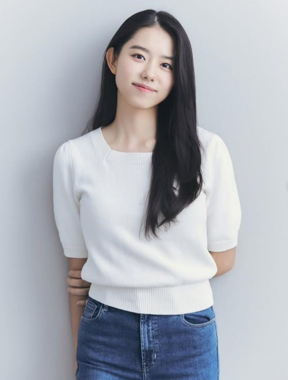 아이오아이 출신 김소혜가 카메라 앞에서 포즈를 취하고 있다. / 사진=김소혜 SNS