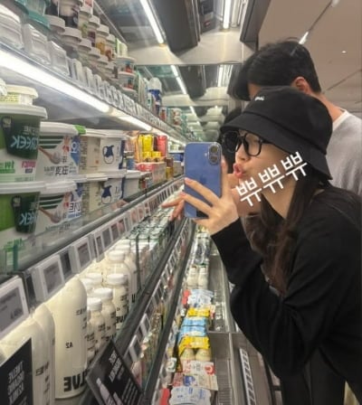 류화영♥사업가, 오는 9월 결혼…3개월 남았는데 동거하나 '대형마트' 동행