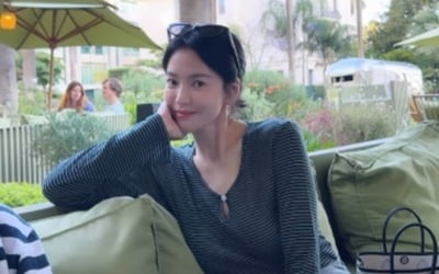 송혜교, '뼈말라' 속 감춰지지 않는 볼륨감…44세 민낯이 이 정도라니
