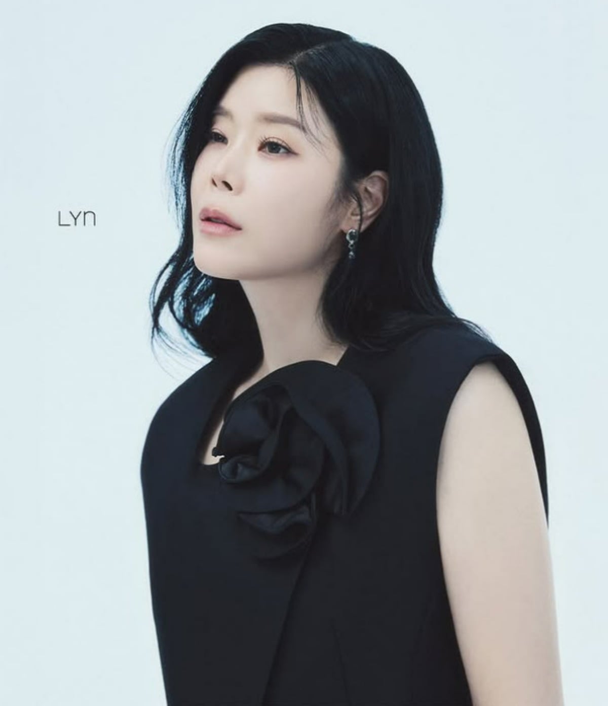 가수 린이 새 앨범 발매 당시 콘셉트 포토 촬영에 임하고 있다. / 사진=린 SNS
