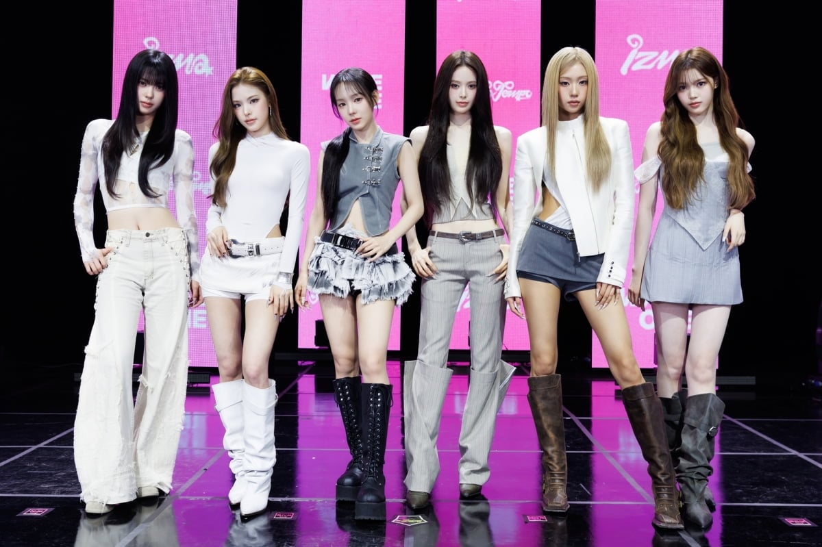 이즈나 미니 3집 미디어 쇼케이스/ 사진 제공=웨이크원