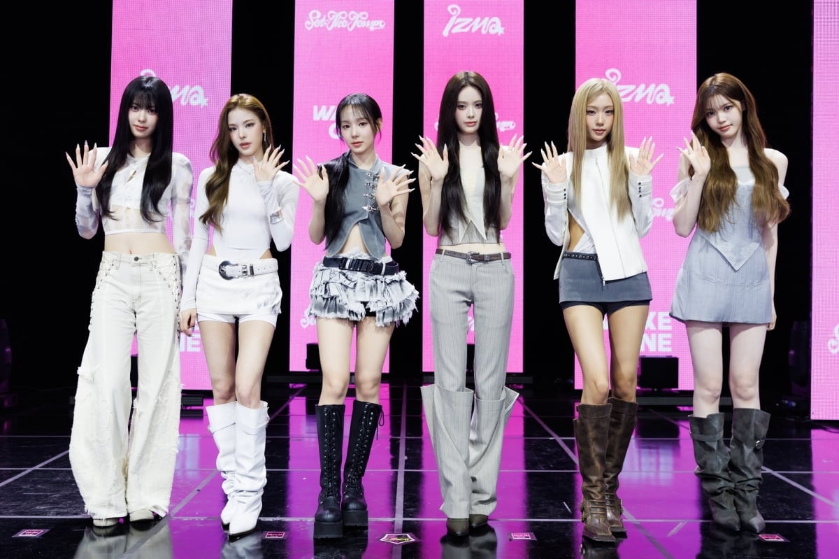 이즈나 미니 3집 미디어 쇼케이스/ 사진 제공=웨이크원