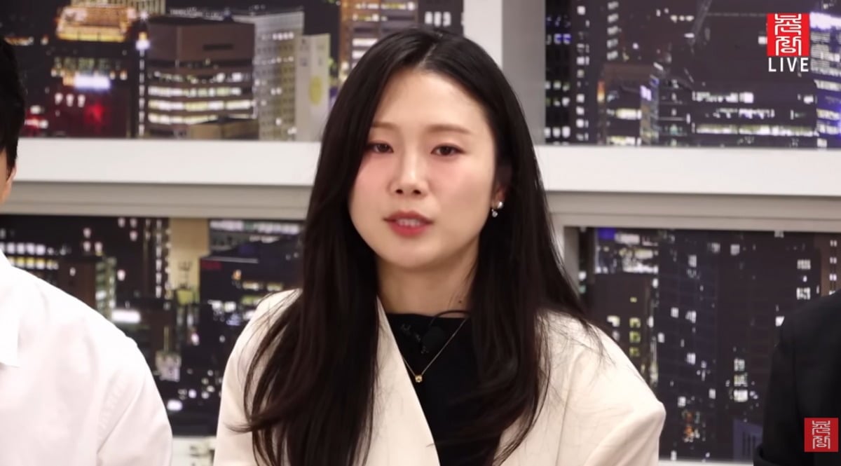 '나는 솔로' 31기 순자가 라이브 방송에 출연해 말을 하고 있다./사진=유튜브 채널 '촌장' 캡처