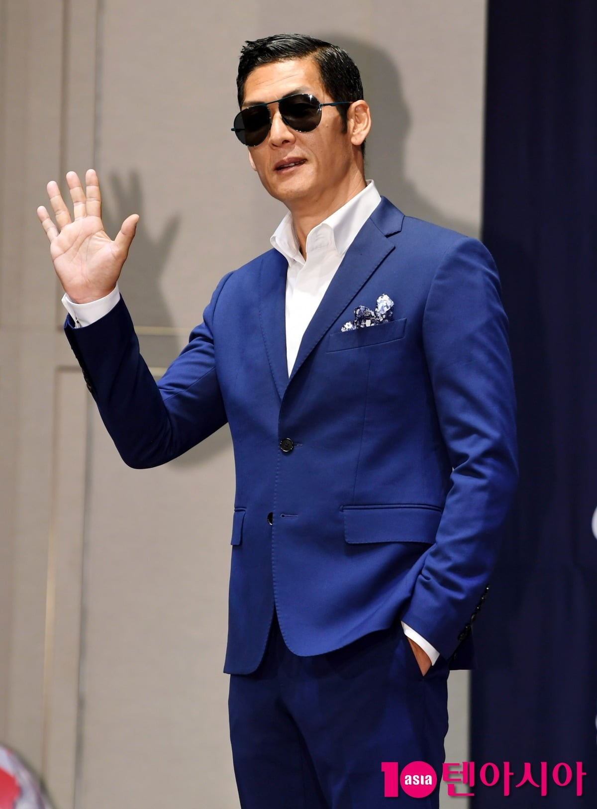 박준형이 공식 행사에 참석해 포즈를 취하고 있다./사진=텐아시아DB