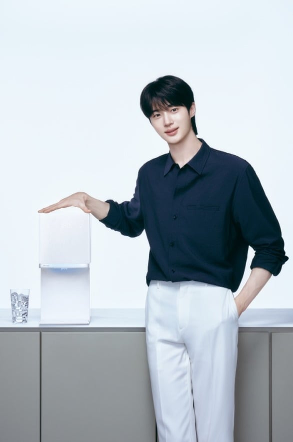 배우 변우석이 정수기 화보를 통해 청량한 비주얼을 선보였다/사진제공=SK인텔릭스
