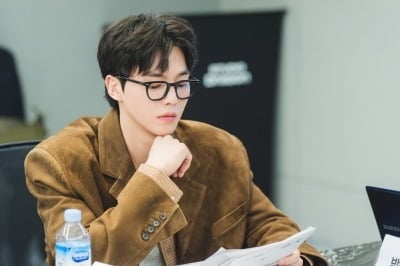 송강, 전역 후 피아니스트 변신…30대에 고등학생 연기 "성장 지켜봐 달라" ('포핸즈')