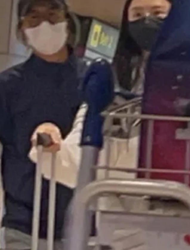  배용준·박수진 부부와 박신혜·최태준 부부가 싱가포르에서 함께 포착됐다./사진=SNS 갈무리