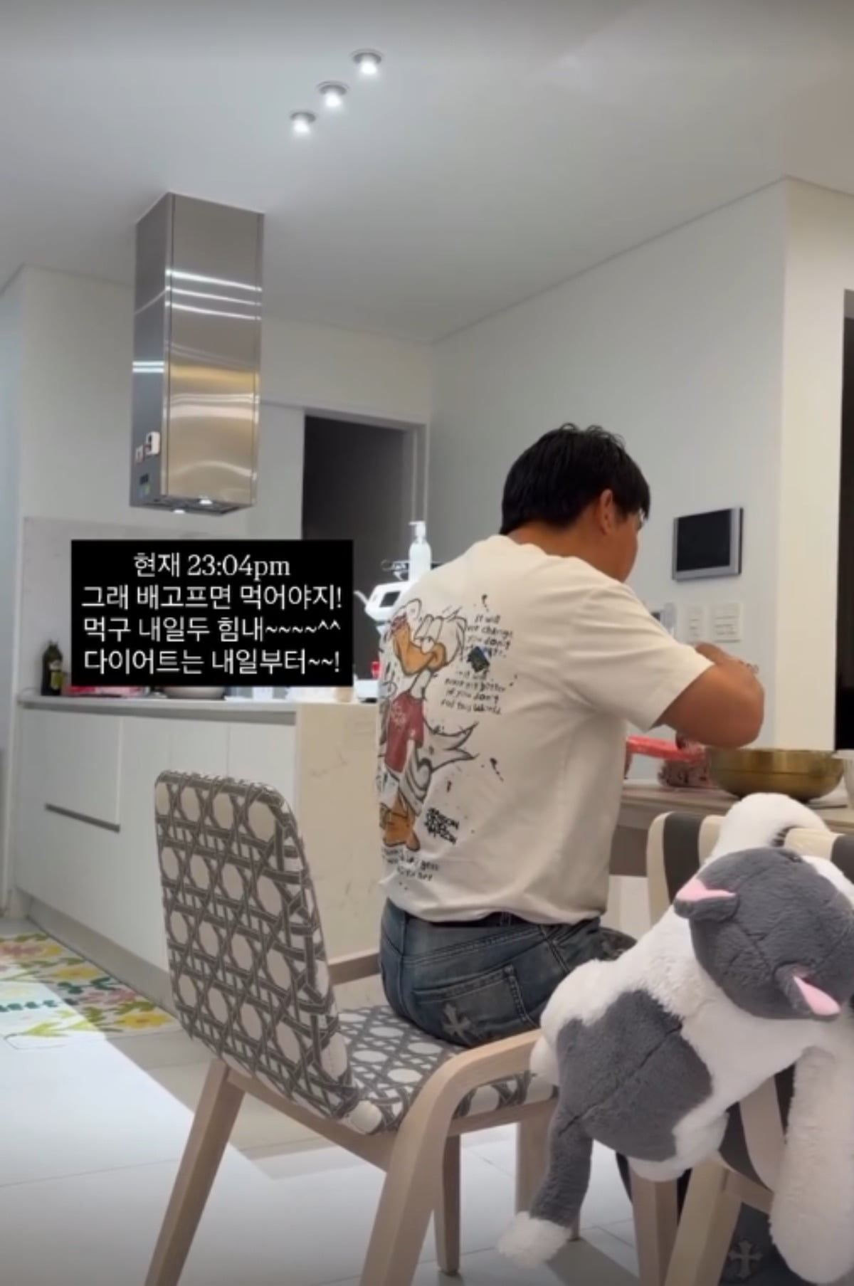 서하얀이 야식 먹는 임창정의 모습을 공개했다. / 사진=서하얀 SNS 캡처