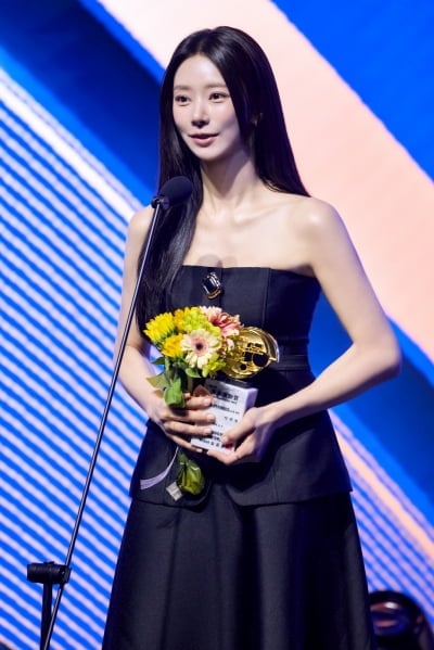 '161cm' 이주빈, 얼마나 마른 거야…소멸 직전 얼굴 크기로 완성한 비현실적 비율