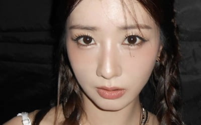 '에이핑크 1호 품절녀' 윤보미, ♥라도와 결혼 후 첫 무대서 '골드 웨딩링' 포착