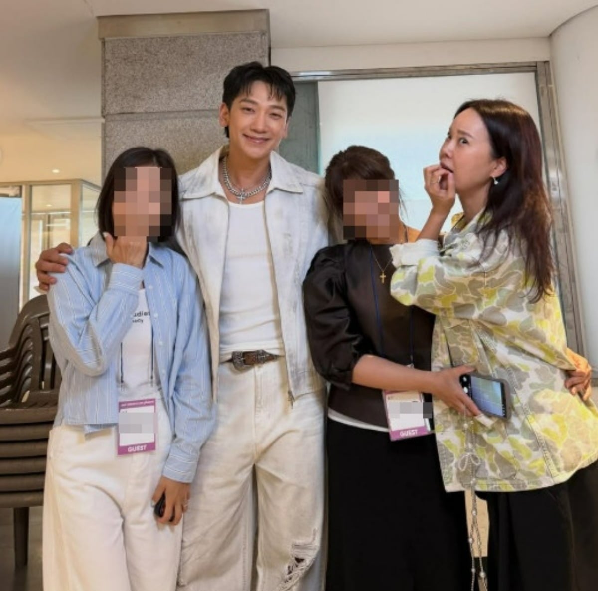 백지영이 비, 다른 학부모들과 함께 기념 촬영을 하고 있는 모습. / 사진=백지영 SNS