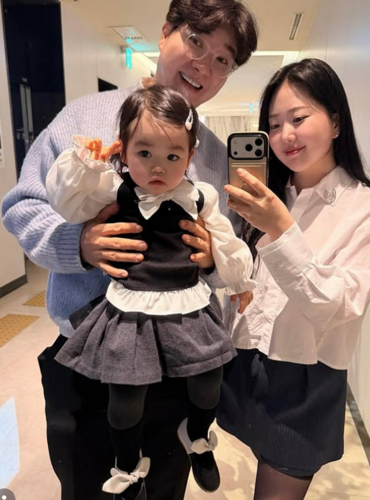 방송인 박수홍과 그의 아내 김다예가 딸과 행복한 시간을 보내고 있는 모습. / 사진=김다예 SNS