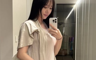 '에이핑크 탈퇴' 홍유경, 명품백에 임산부 뱃지 '툭'…'♥의사' 예비맘의 남다른 플렉스