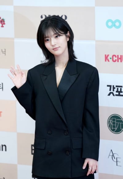 신은수, 어벙벙한 핏에 허리 라인 실종됐는데…그나마 각선미가 시원시원[TEN스타필드]