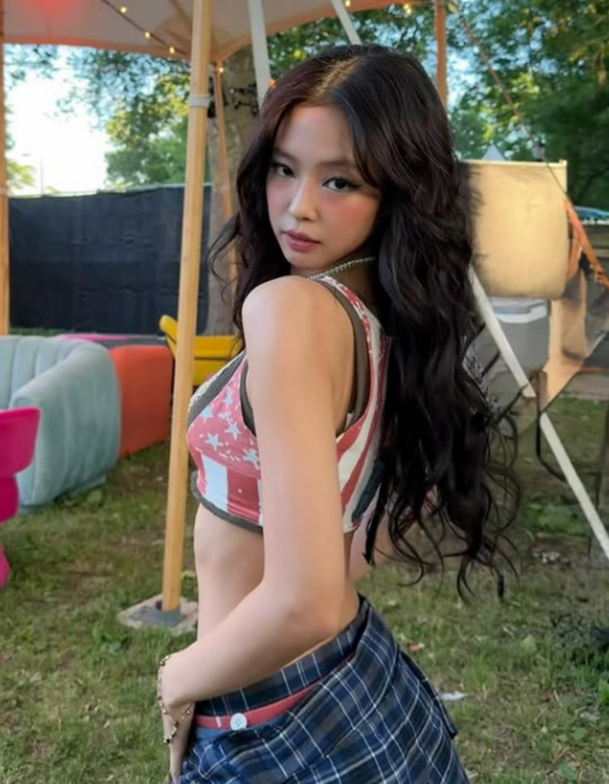 그룹 블랙핑크 멤버 제니가 무대를 마친 후 포즈를 취하고 있다. / 사진=제니 SNS