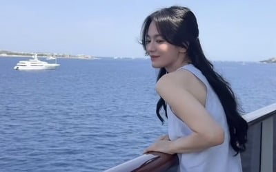 대충 찍어도 일상이 화보…송혜교, 크루즈 여행서 뽐낸 '청량미 폭발' 비주얼