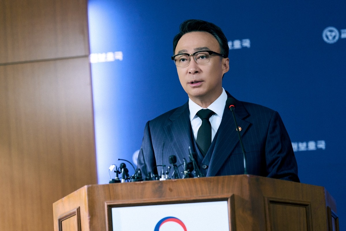 '참교육' 스틸. 이성민이 '참교육'에서 '참어른'의 모습을 보여주고 있다. / 사진제공=넷플릭스