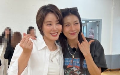 '59세' 김성령, 띠동갑 하지원 옆에 서도 안 밀리네…나이 잊은 역대급 동안 비주얼